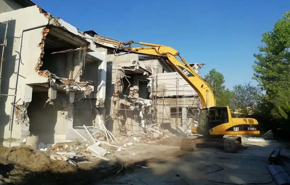 کاشت نهال در محل تخریب ۶۴ ویلای غیرمجاز در شهرستان نوشهر